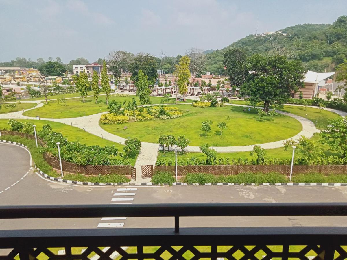 Ramada Encore By Wyndham Statue Of Unity Kevadia Eksteriør billede